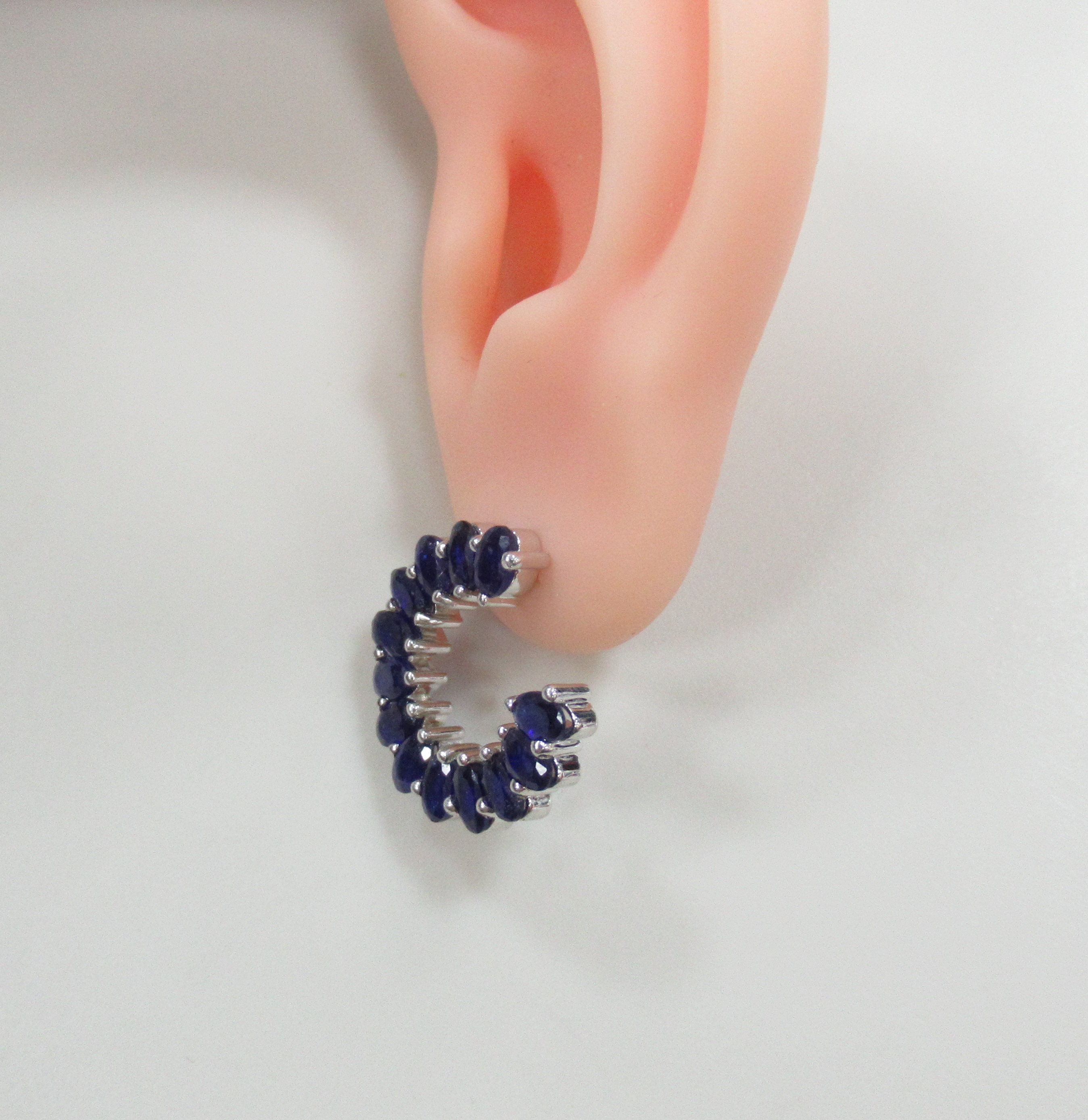 Серебряные серьги-пусеты с сапфирами